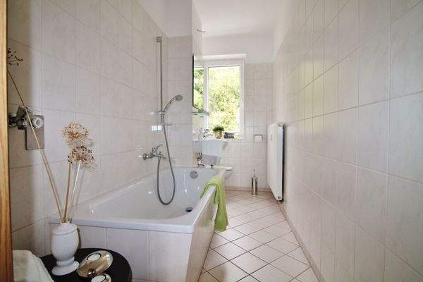 Bad mit Wanne (beispielhaft)