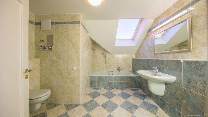 Bad mit Dachfenster