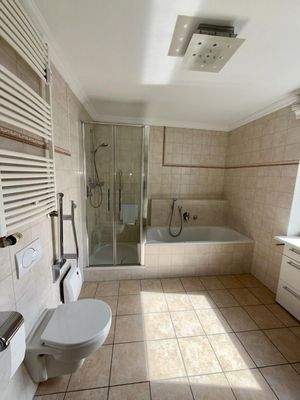 BAD MIT DUSCHE UND WANNE