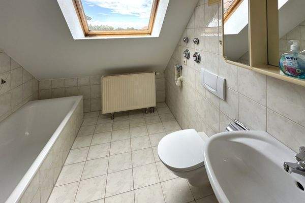 Bad mit Wanne, Dusche, WC