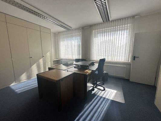 Büro mit Zugang zur Teeküche