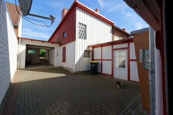 02 Hof mit Garage und Winterarten.jpg