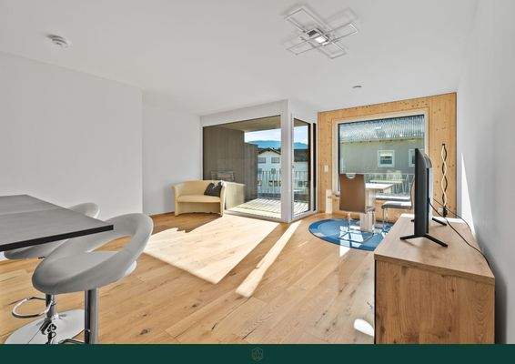 Wohn- und Essbereich mit Zugang zum Südwestbalkon