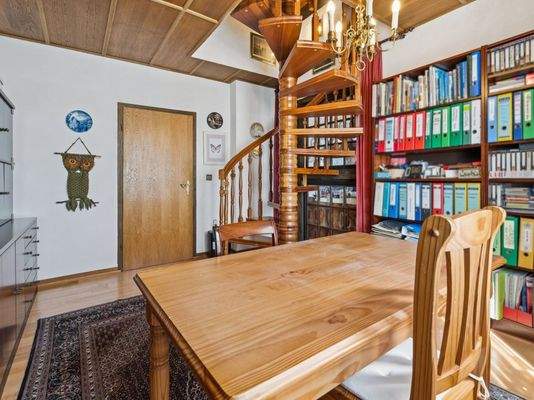 Büro und Treppenaufgang