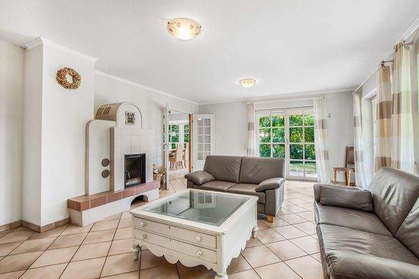 Großzügiges Wohnzimmer mit Kamin