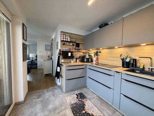 Küche mit Zugang zum Wohnbereich 
