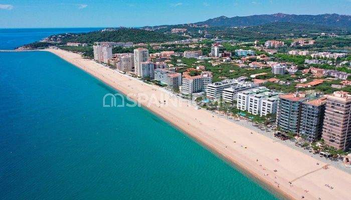 Beachfront Flats with Community Pool in Girona Platja d’Aro