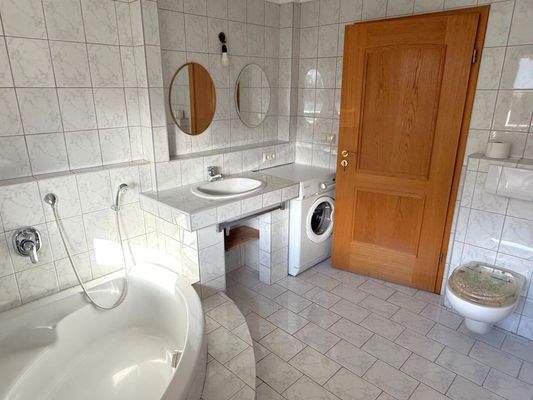 Badezimmer mit Wanne, Dusche und WC