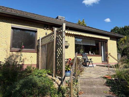 Blick auf die S/W-Terrasse