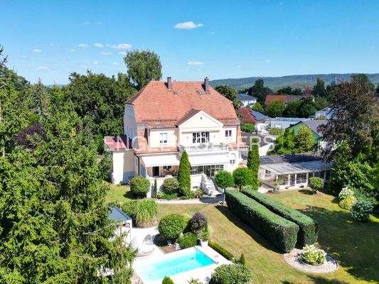 Hausansicht mit Gartenteil