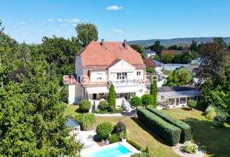 Hausansicht mit Gartenteil