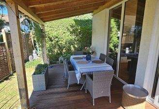 grosse überdachte Terrasse