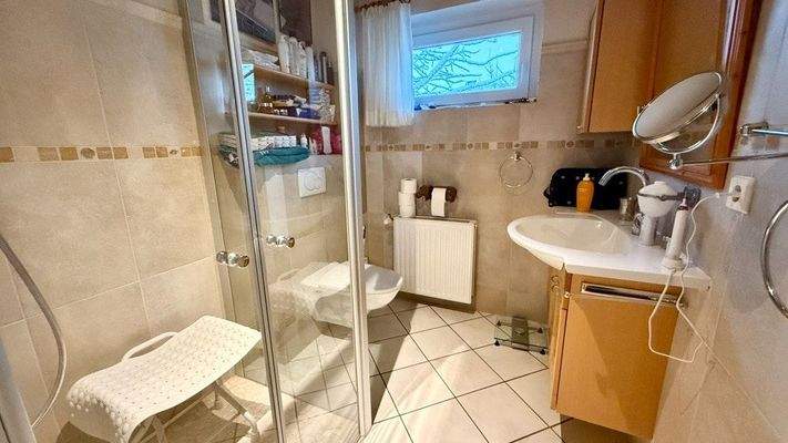 Gäste-Bad mit bodengleicher Dusche