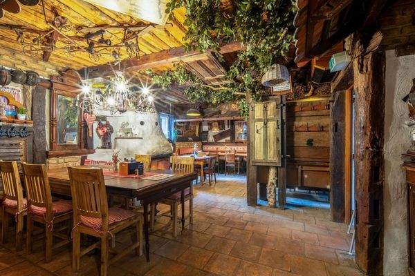 --- und gemütlichem Gastraum 