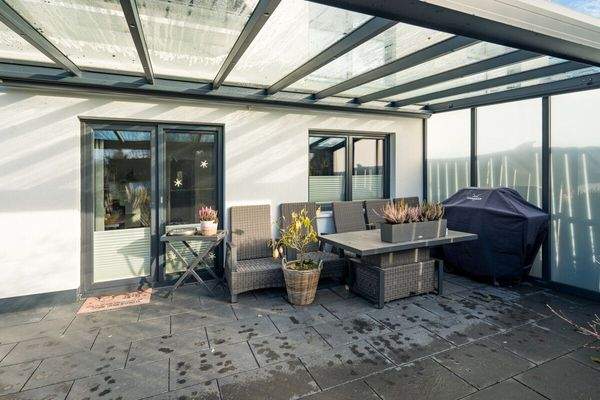 Die Terrasse mit Überdachung