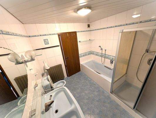 Eines der drei großzügigen Bäder