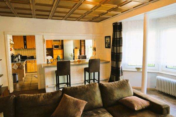 Blick vom Wohnzimmer in die Küche