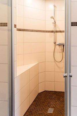 Dusche mit Ablage
