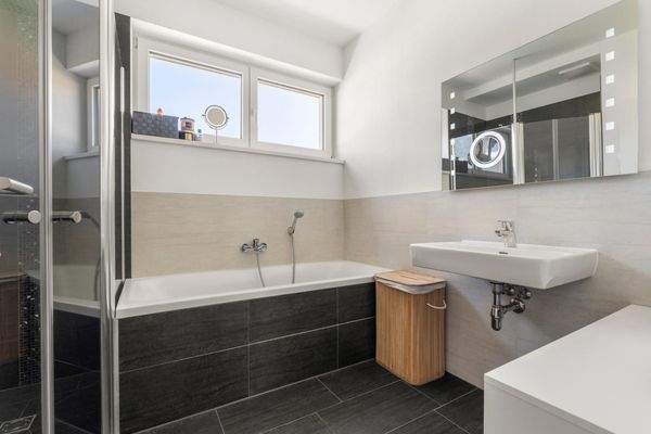 Badezimmer mit Fenster