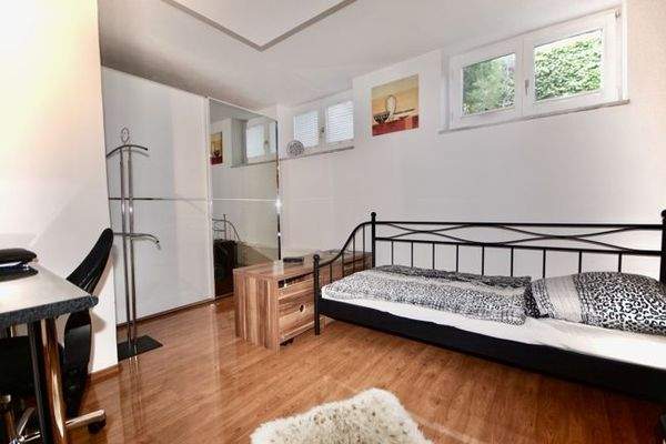 Schlafzimmer 2 im Souterrain mit Ostausrichtung 