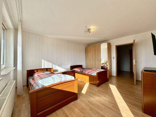 Elternschlafzimmer mit Balkon