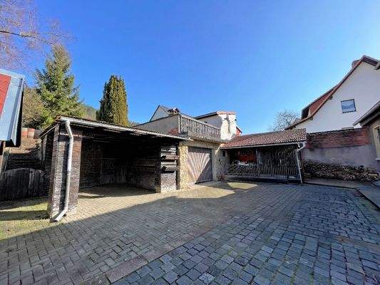 Hof mit Blick auf das Carport und die Garage