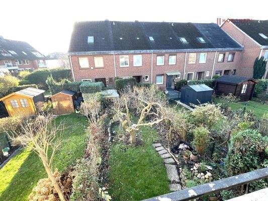 Blick vom Balkon in den Garten