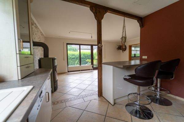 Blick aus der Küche zum Wohnzimmer