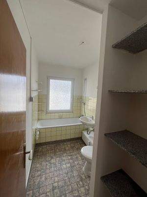 Helles Badezimmer mit Fenster