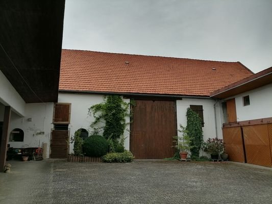 Innenhof mit Blick zur Scheune