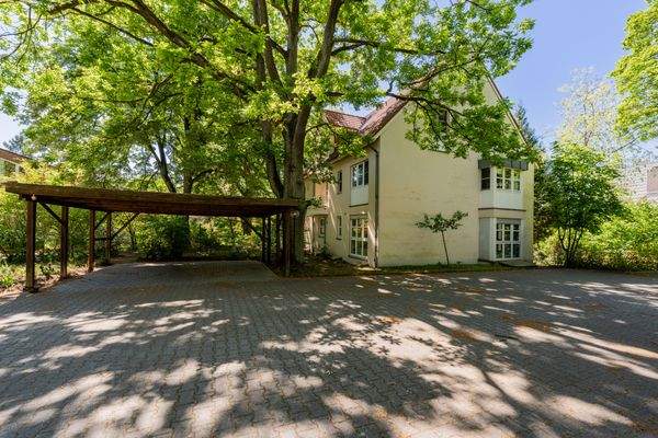 Fassade &amp; Stellplatz