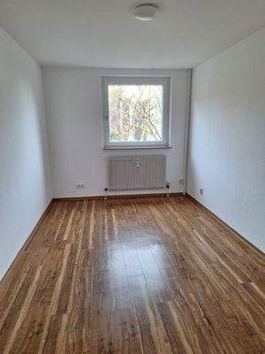 Schmales Zimmer mit Fenster