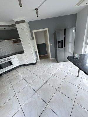 Einbau-Küche m. Kühlschrank