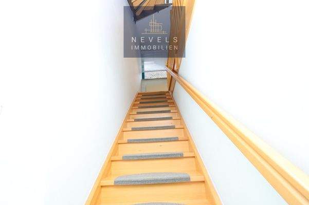 Treppenaufgang zu oberen Büros