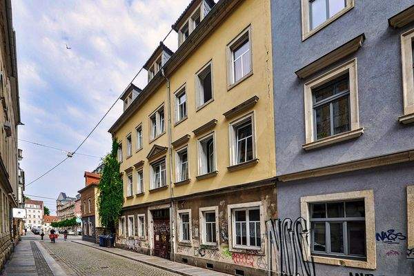 Vorderansicht mit Blick in die Straße 1