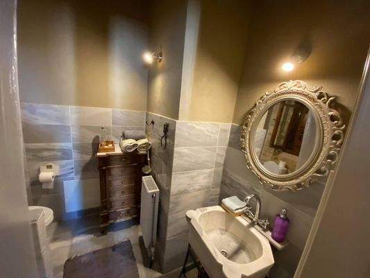 2 komplett ausgestattete Steinvillen mit schönen Gärten und 3 zusätzlichen Baurechten