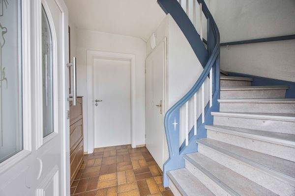 Gepflegtes Treppenhaus mit direktem Zugang zu den 