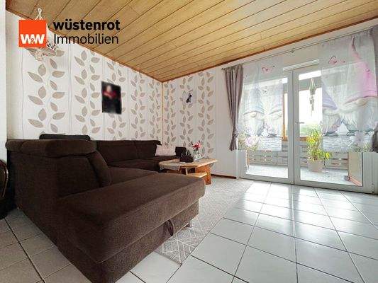 EG: Heller Wohnbereich mit Couchlandschaft und Blick ins Freie