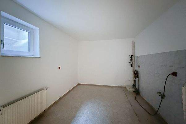 Kellerraum mit Anschlüssen