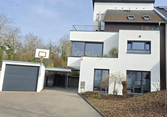 Hausansicht, Hof mit Garage und Carport