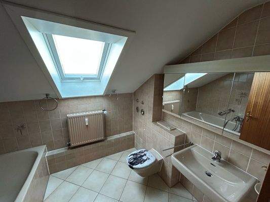 Tageslichtbad mit Wanne und Dusche