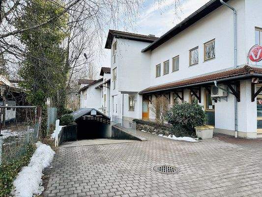 Nördliche Gebäudeansicht mit Tiefgaragenabfahrt