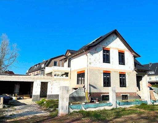 Hausansicht mit Garage