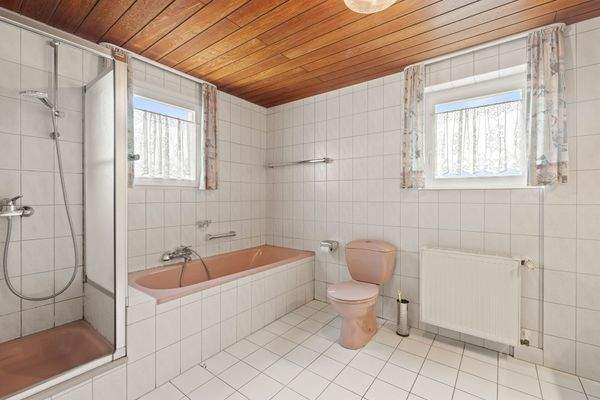 Bad mit Wanne und Dusche