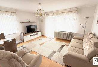 Wohnzimmer mit Balkonzugang