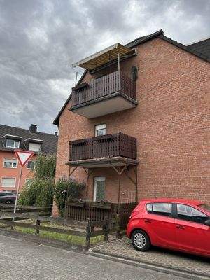 Seitenansicht mit Stellplatz