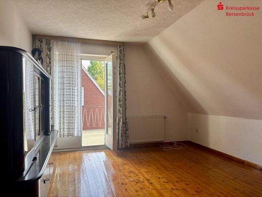 Zimmer DG mit Balkonzugang