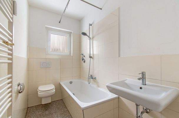 Gepflegtes Wannenbad in zeitlosem Design