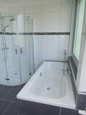 Wanne und Dusche.JPG