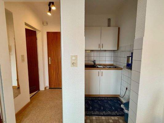 Flur mit Zugang zum Bad und Küche